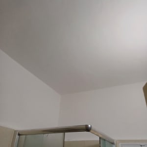 תקרה צבועה בלבן עם קיר צבוע