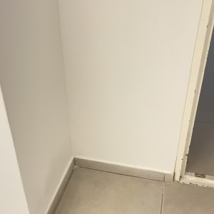 קיר לבן ורצפת אריחים בפינה