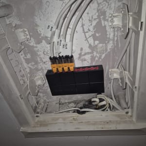 ארון תקשורת עם כבלים ומחברים