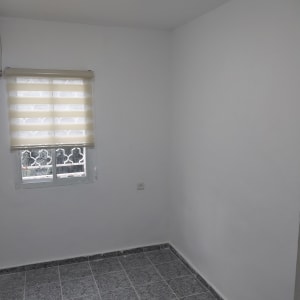 קירות צבועים בלבן בחדר ריק עם חלון