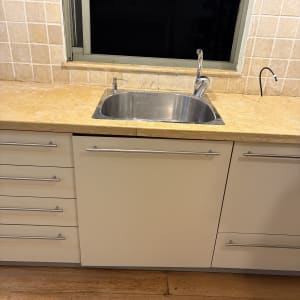 כיור מטבח נקי עם ברז על משטח שיש