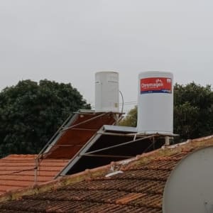 דוד שמש ומערכת סולארית על גג רעפים