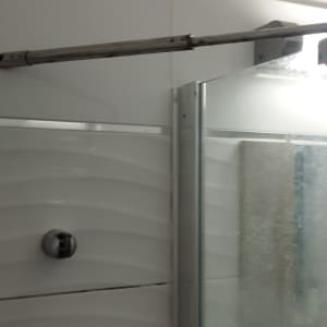 דלת זכוכית למקלחת עם מוט מתכת
