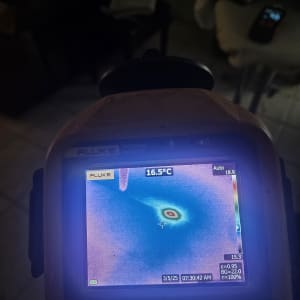 תצוגת מצלמה תרמית עם אזור חם במרכז