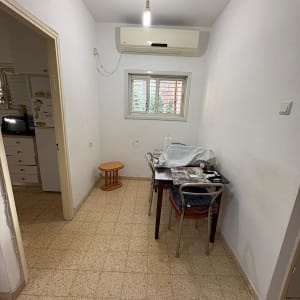 חדר ריק עם שולחן וכיסאות, מזגן על הקיר