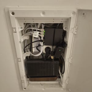 ארון תקשורת עם נתבים וכבלים מחוברים