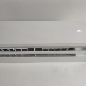 יחידת מיזוג אוויר עם תצוגת טמפרטורה 20 מעלות