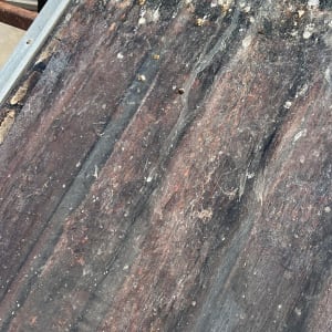 פאנל סולארי ישן ומלוכלך על גג