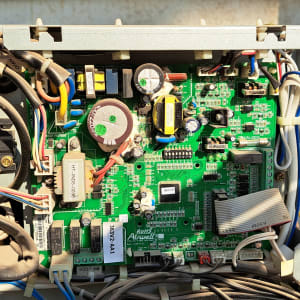 מעגל חשמלי של מזגן עם חוטים ורכיבים אלקטרוניים