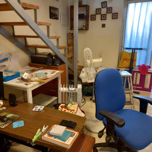 חדר עבודה עם שולחנות, כיסאות ומאוורר