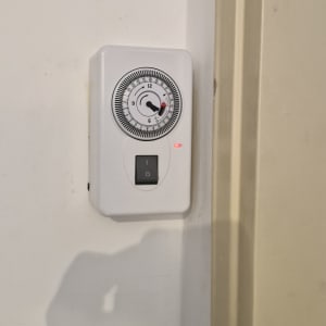 שעון טיימר על קיר עם מתג הפעלה