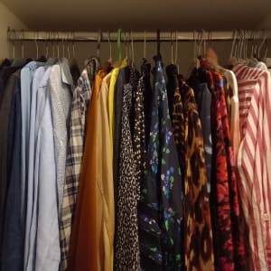 בגדים תלויים בארון על קולבים בצבעים שונים