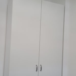 ארון לבן עם שתי דלתות וידיות מתכת