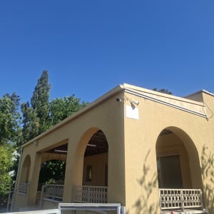 מבנה מגורים בעל שתי קומות עם אלמנטים של עץ בתקרה ובגג