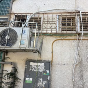 יחידת מיזוג אוויר מותקנת על קיר חיצוני