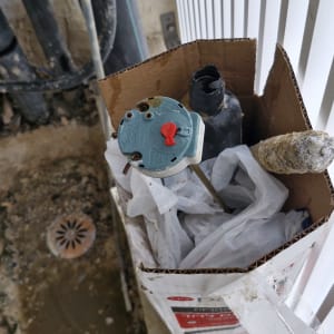 תרמוסטט חשמלי בתוך קופסה עם כלים נוספים