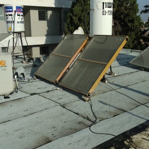 גג עם קולטי שמש ודוד מים