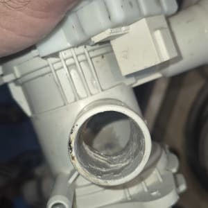 חלק פלסטיק עם צינור, מוחזק ביד