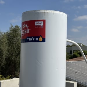 דוד שמש על גג עם מדבקה סולארית