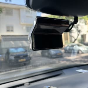 מצלמת רכב מותקנת על שמשת הרכב