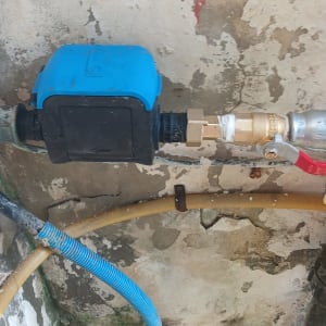 צנרת מים עם שסתום וברז אדום