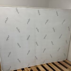 מזרן עומד על מסגרת עץ בחדר