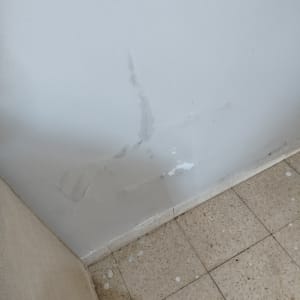 קיר עם סימני רטיבות וסדקים