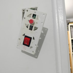 מתג חשמלי פתוח עם חוטים חשופים