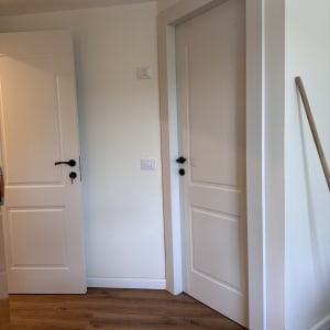 שתי דלתות לבנות עם ידיות שחורות