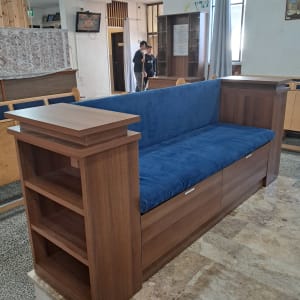 ספה מעץ עם מדפים וכרית כחולה