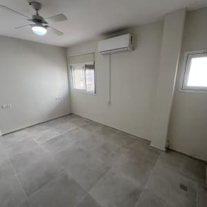 חדר משופץ עם מאוורר תקרה ומזגן