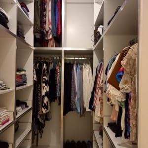 ארון בגדים מאורגן עם מדפים ותלייה מסודרת