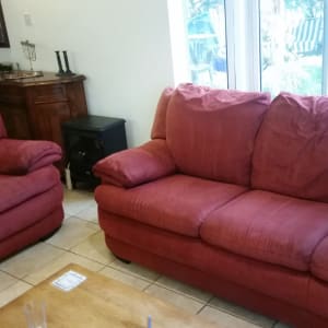 ספות אדומות בסלון מואר עם חלון גדול