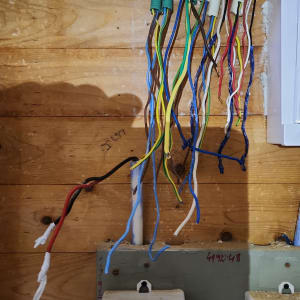 חוטי חשמל צבעוניים מחוברים למונה חשמל