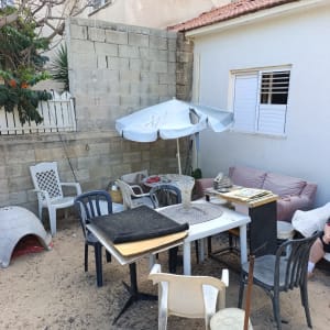 חצר עם רהיטים ישנים וכיסאות פלסטיק