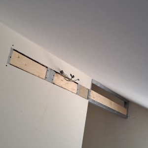 חיבורי גבס עם מסגרת מתכת ועץ