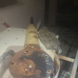 חלק מתכת חלוד עם חיבורים על שולחן עבודה