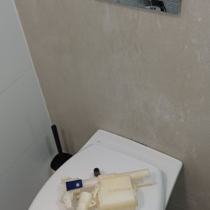 מיכל הדחה על מושב אסלה בחדר אמבטיה