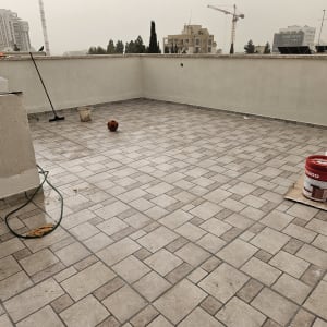 מרפסת עם דלי צבע, מברשת וצינור מים