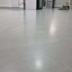 רצפה מרוצפת עם רהיטים ברקע