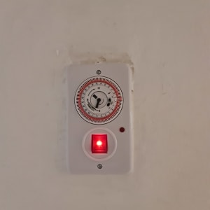 שעון טיימר חשמלי עם מתג מואר