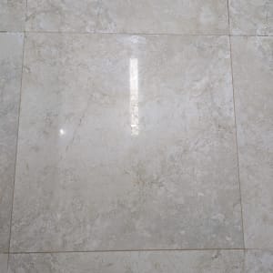 אריחי קרמיקה בהתקנה על רצפה