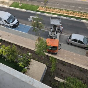 מנוף עם אדם לידו ברחוב