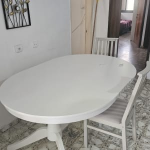 שולחן וכיסאות בחדר עם רצפת שיש