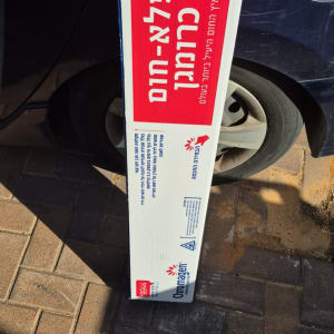 קופסת מוצר של כרומגן ליד רכב