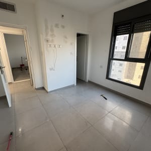 חדר עם קירות צבועים וכלי עבודה על הרצפה