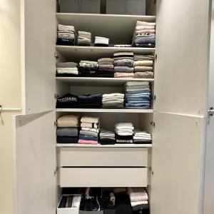 ארון בגדים מסודר עם מדפים ותיבות אחסון