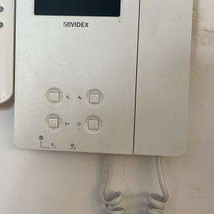 מכשיר אינטרקום מותקן על קיר לבן