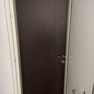 דלת עץ חומה עם ידית מתכת כסופה