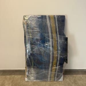 חפץ עטוף בניילון מוכן להובלה